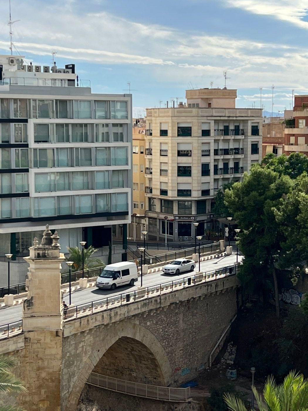 Vista exterior de Àtic en venda en Elche / Elx amb Aire condicionat, Calefacció i Jardí privat