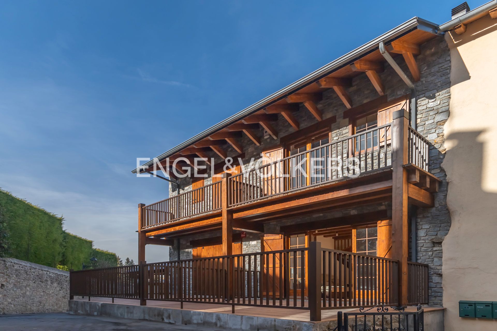 Vista exterior de Casa adosada en venda en Alp amb Calefacció, Parquet i Terrassa