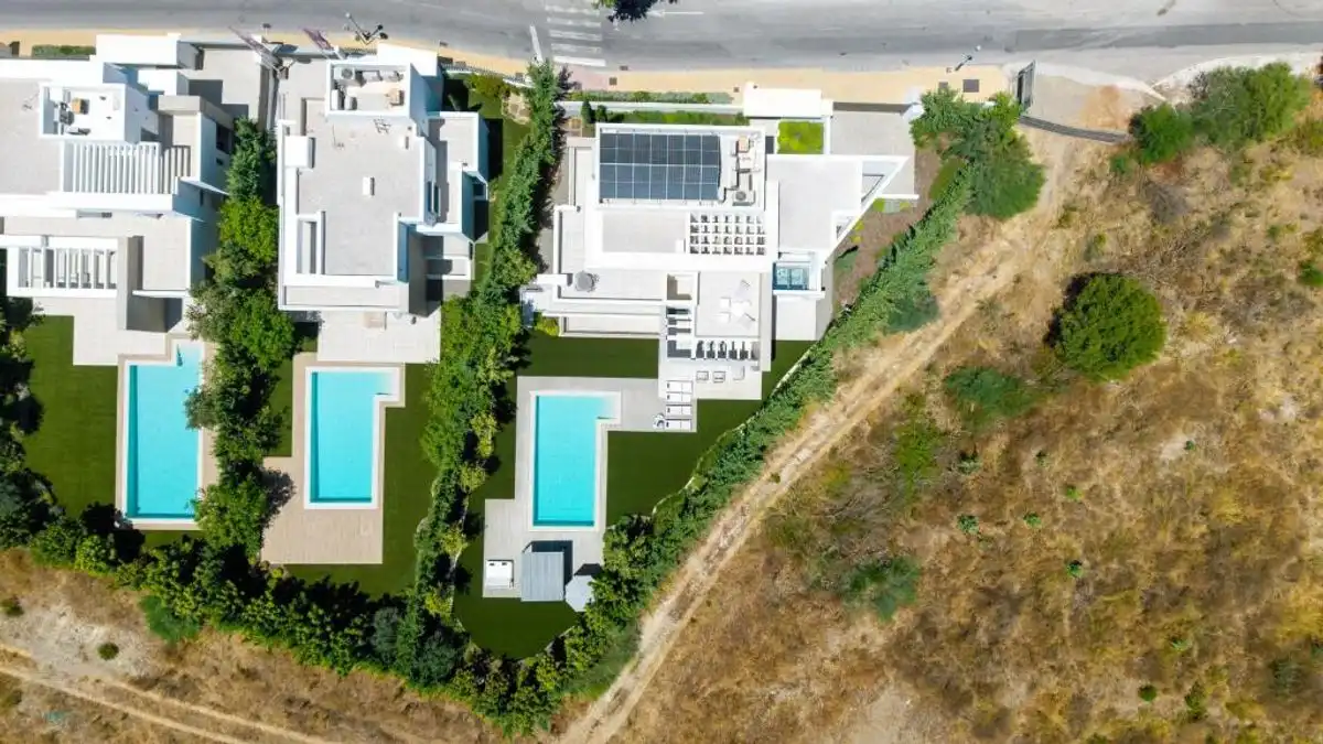 Vista exterior de Casa o xalet en venda en Estepona amb Aire condicionat, Calefacció i Jardí privat