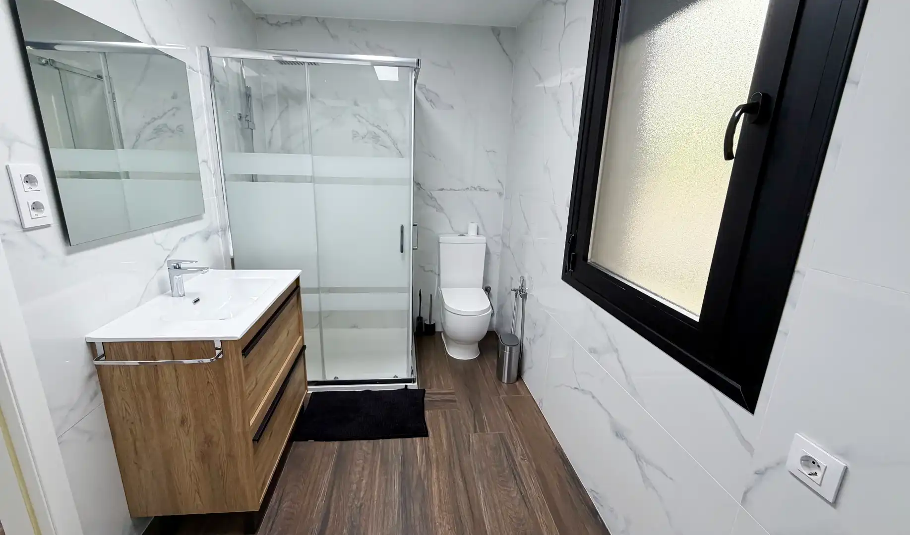 Badezimmer von Haus oder Chalet zum Verkauf in Santa Cruz del Retamar mit Klimaanlage, Heizung und Privatgarten