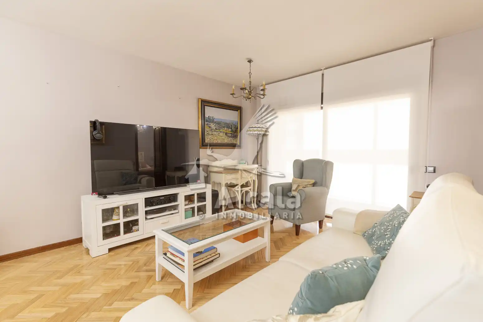 Living room of Flat for sale in Alcalá de Henares  with Air Conditioner, Heating and Parquet flooring