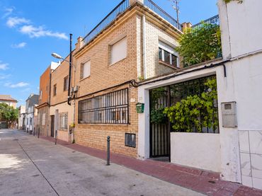Adosado con jardín en venta en Passatge de la Mare de Déu del Saliente