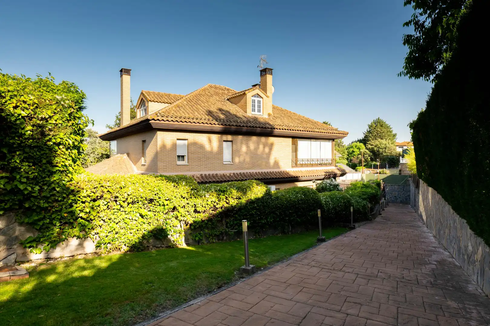 Vista exterior de Casa o xalet en venda en Las Rozas de Madrid amb Calefacció, Jardí privat i Terrassa