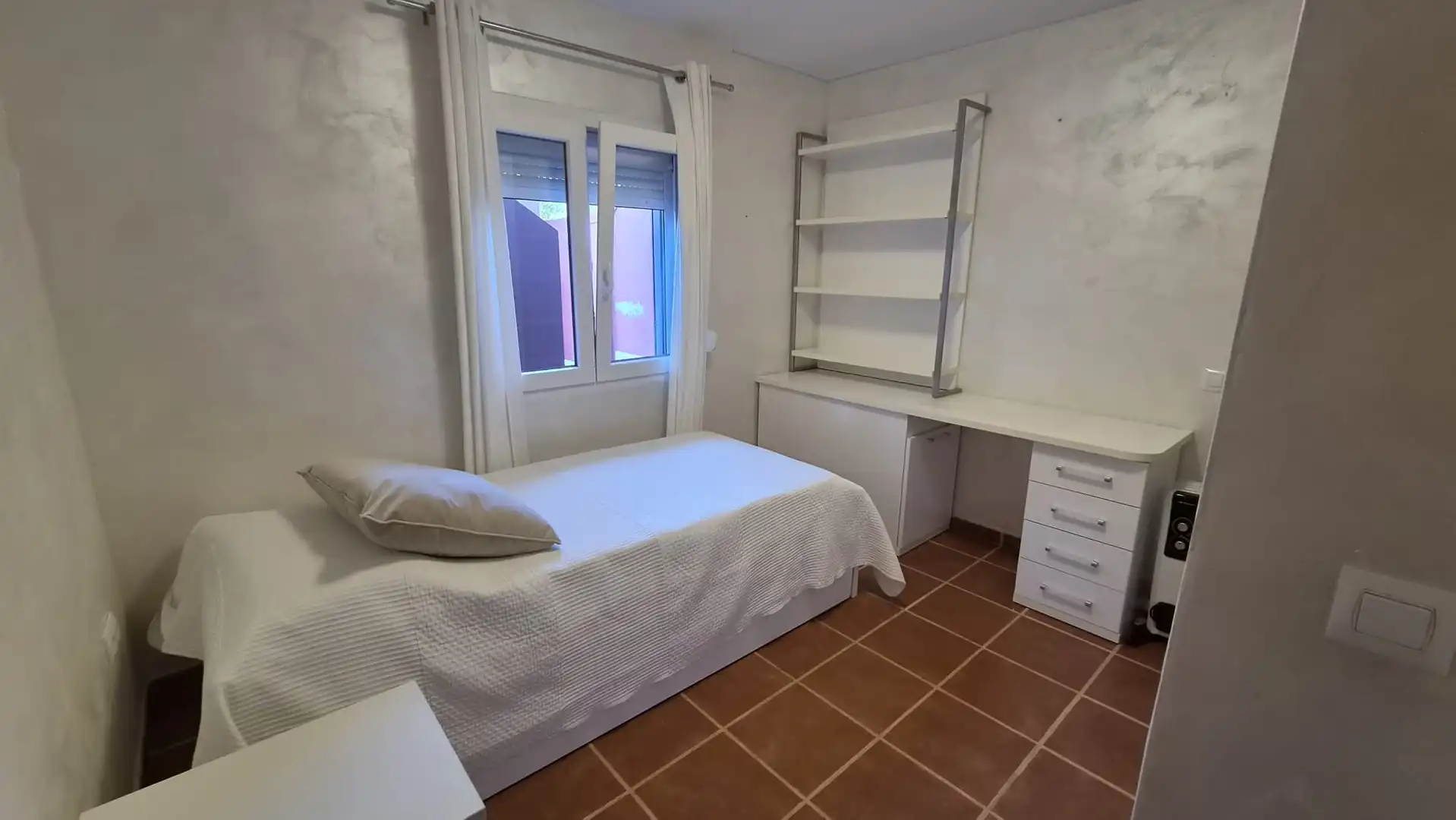 Habitación de Casa adosada de alquiler en La Línea de la Concepción con Aire acondicionado, Calefacción y Jardín privado