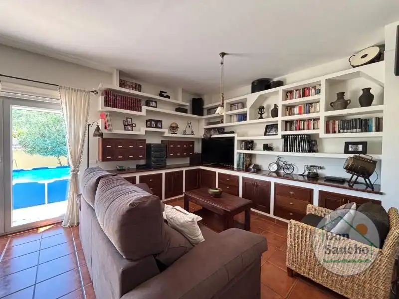 Sala de estar de Casa adosada en venta en Cabezón de Pisuerga con Calefacción, Jardín privado y Terraza