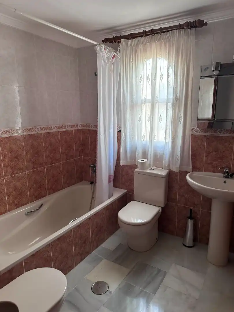 Baño de Piso de alquiler en Estepona con Aire acondicionado, Terraza y Balcón