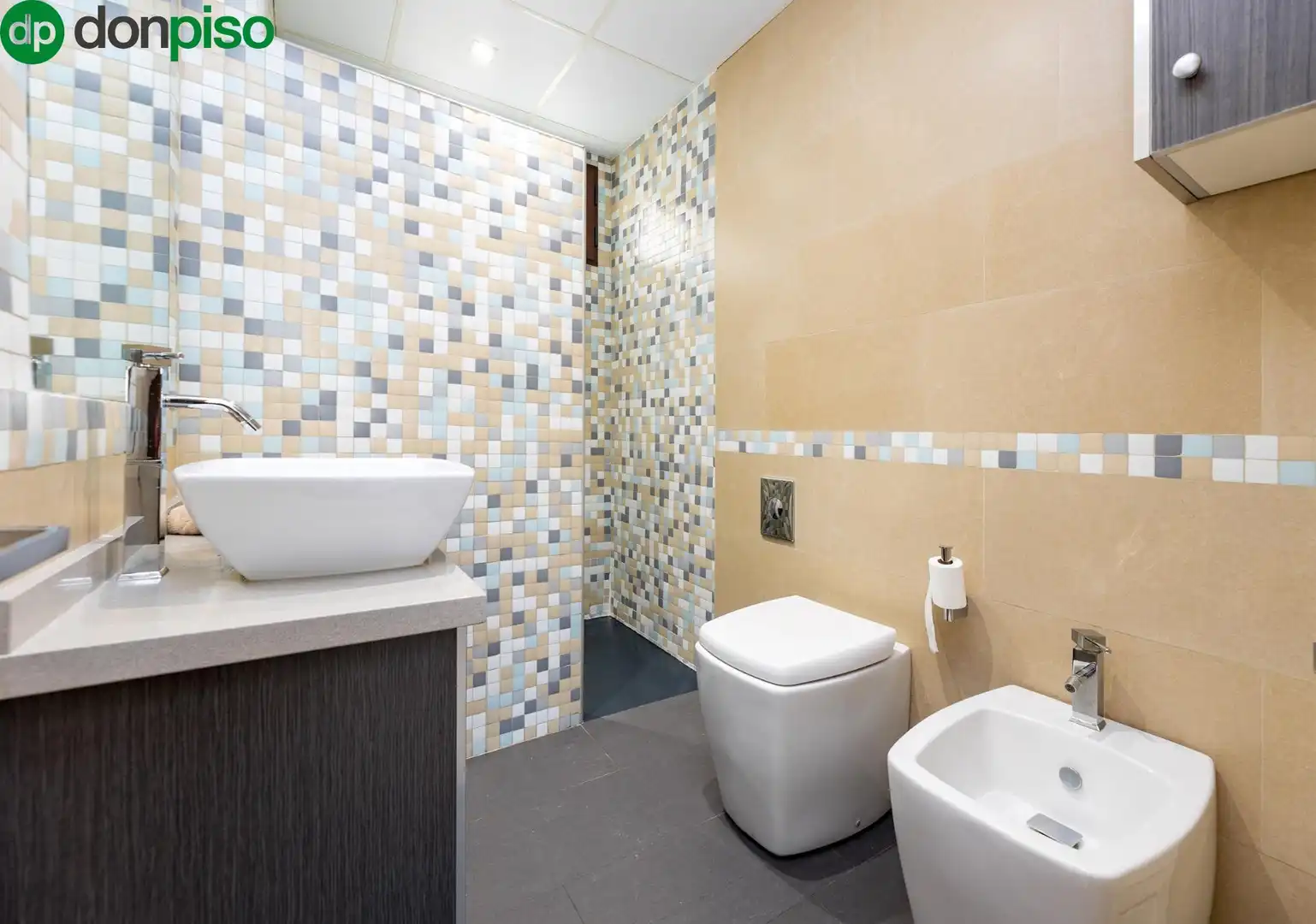 Bathroom of Flat for sale in Granada  with Air Conditioner