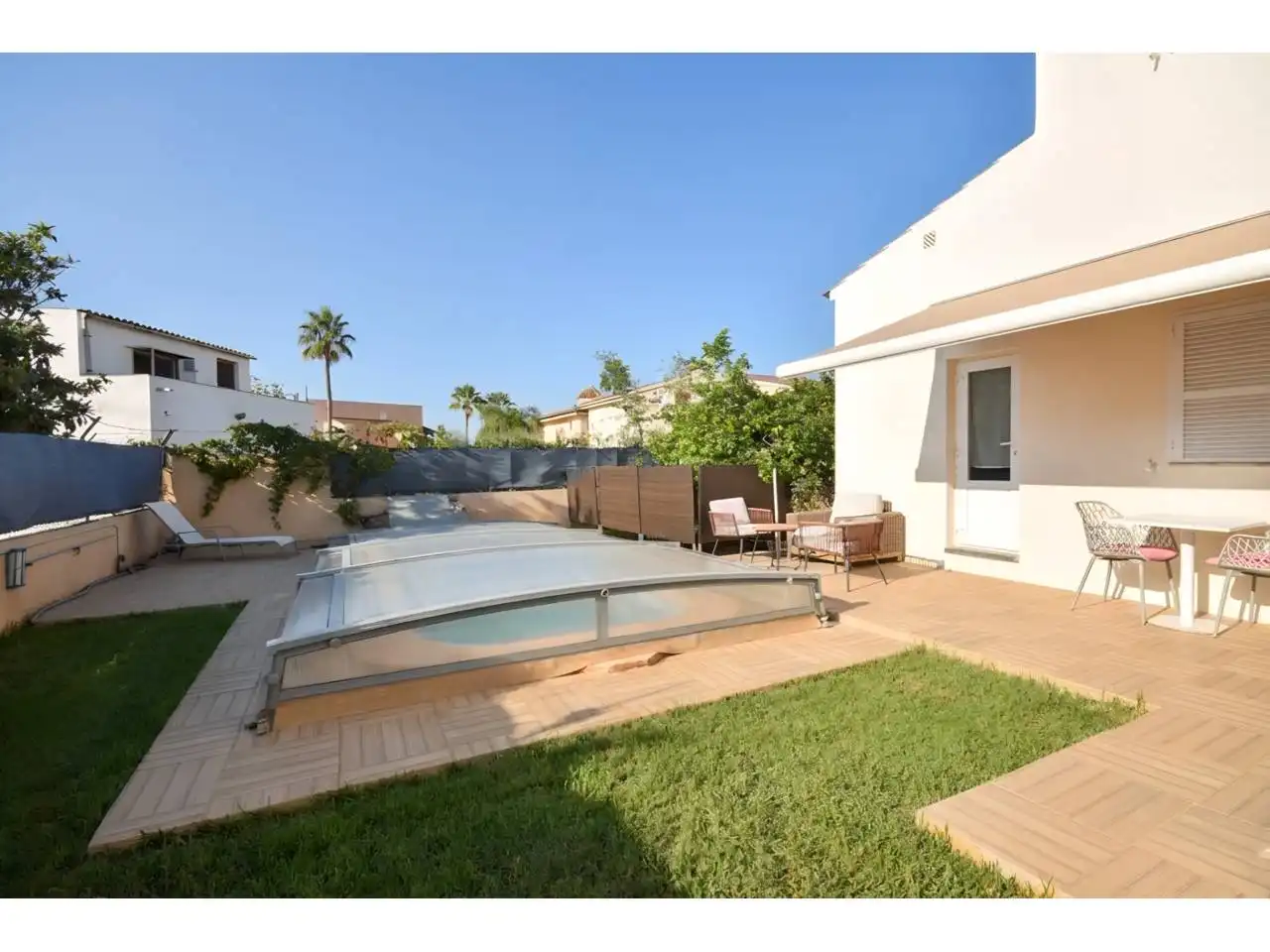 Detached house with pool for sale in Calle Roses 31