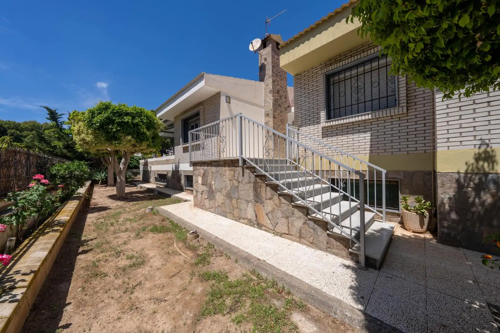 Vista exterior de Casa o chalet en venta en Roquetas de Mar con Aire acondicionado, Jardín privado y Parquet