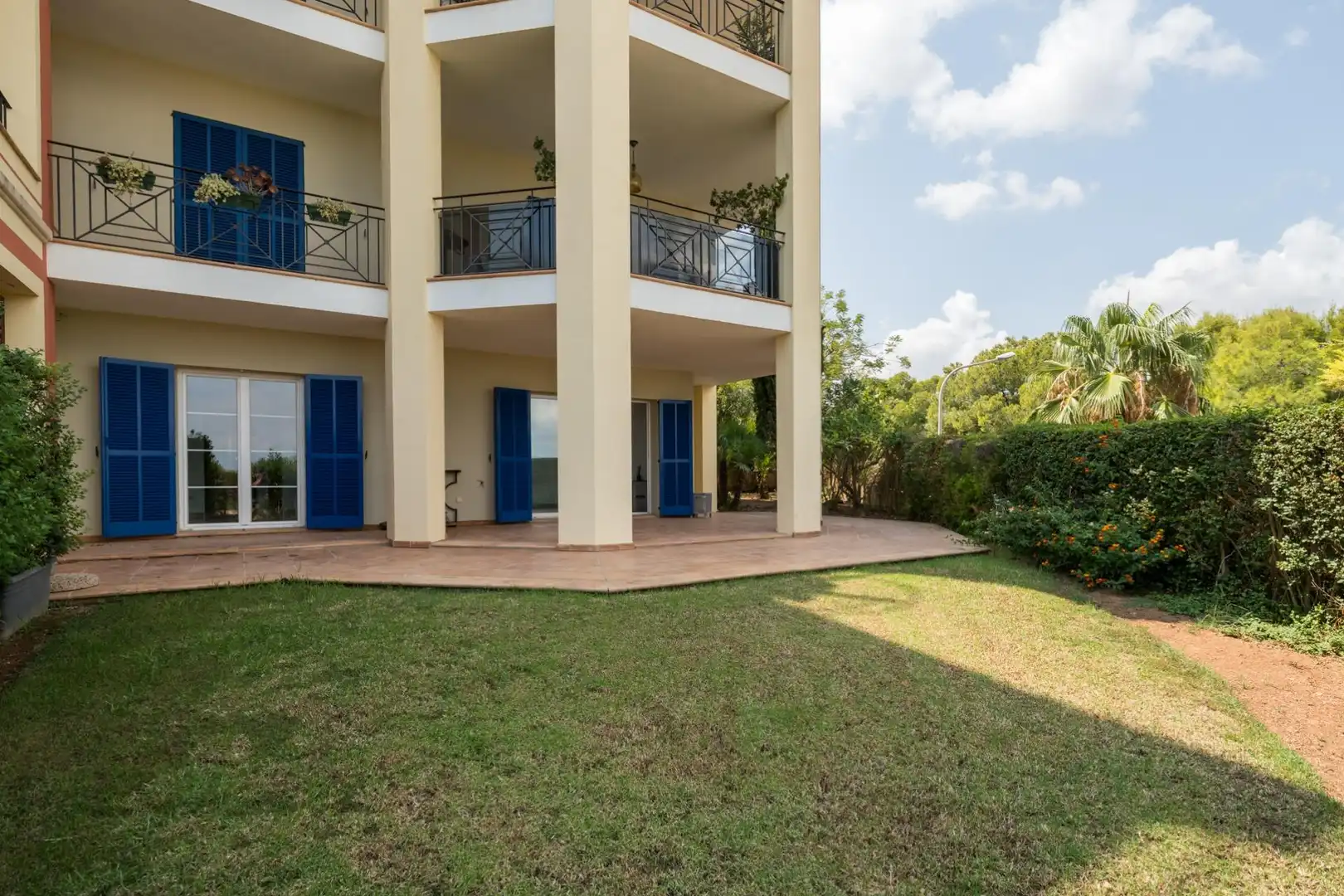 Vista exterior de Planta baixa en venda en Calvià amb Terrassa i Piscina comunitària
