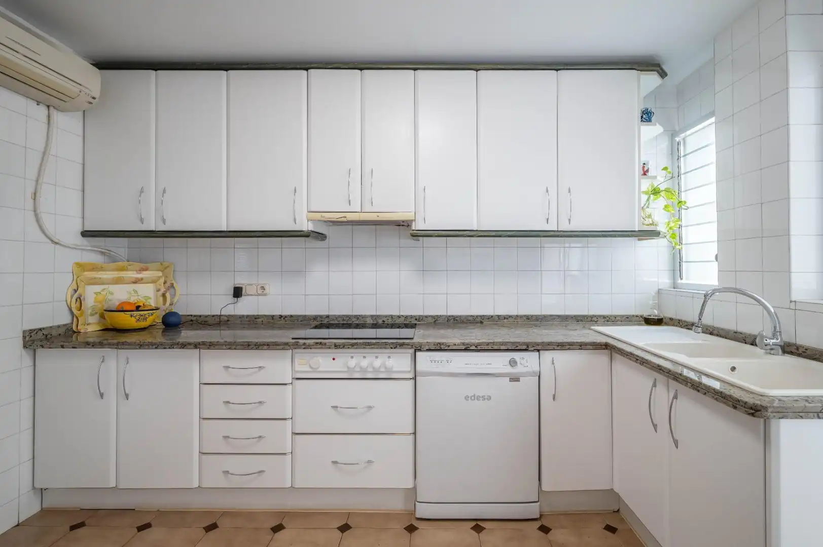 Cocina de Piso en venta en Granada con Terraza, Trastero y Balcón