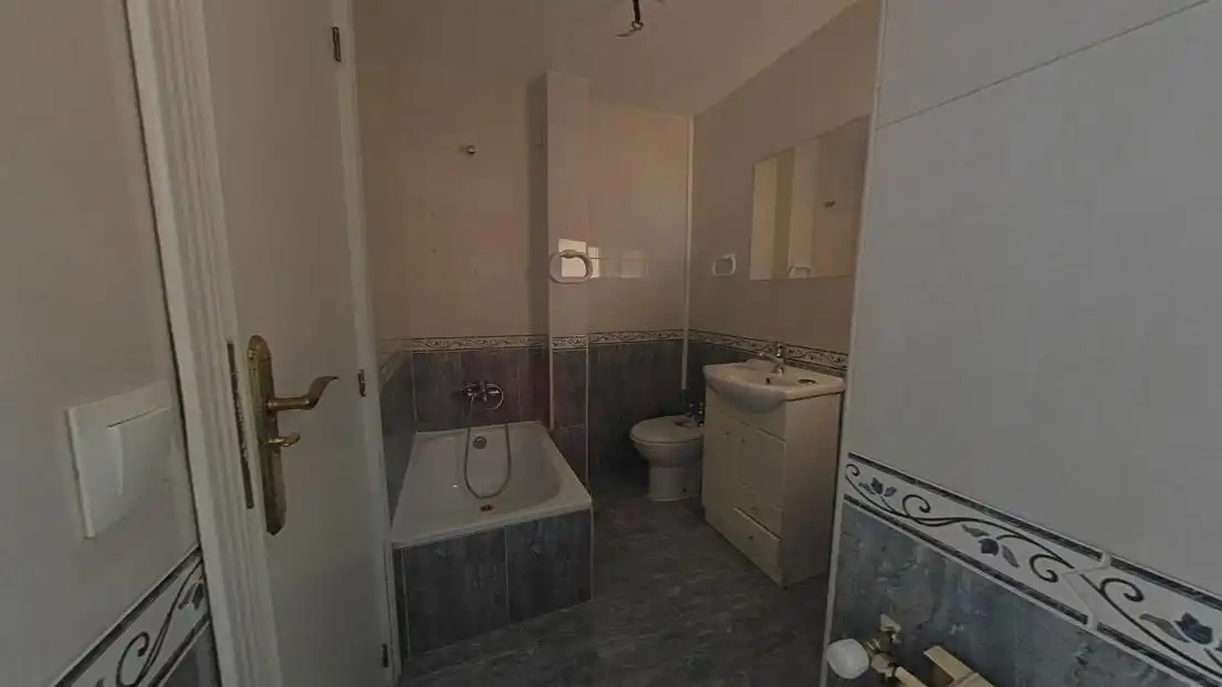Baño de Piso en venta en Madrid con Calefacción, Terraza y Horno