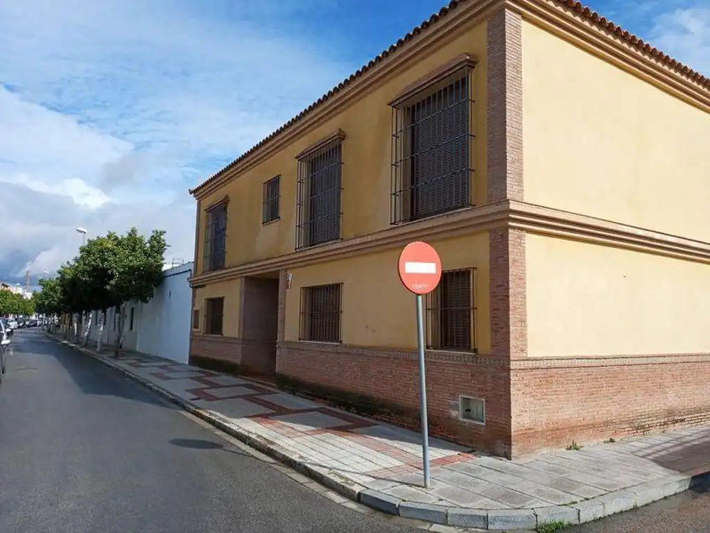 Vista exterior de Casa o xalet en venda en La Rinconada amb Piscina