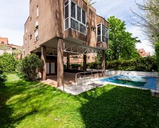 Vista exterior de Apartament en venda en  Madrid Capital amb Calefacció, Jardí privat i Terrassa