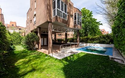 Vista exterior de Apartament en venda en  Madrid Capital amb Calefacció, Jardí privat i Terrassa