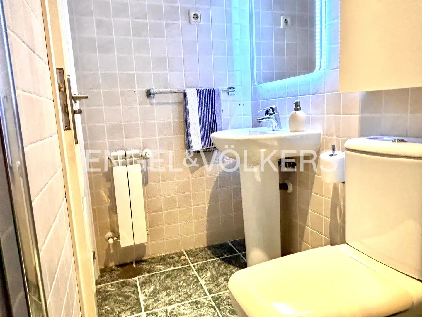 Baño de Apartamento en venta en Las Rozas de Madrid con Aire acondicionado, Calefacción y Jardín privado
