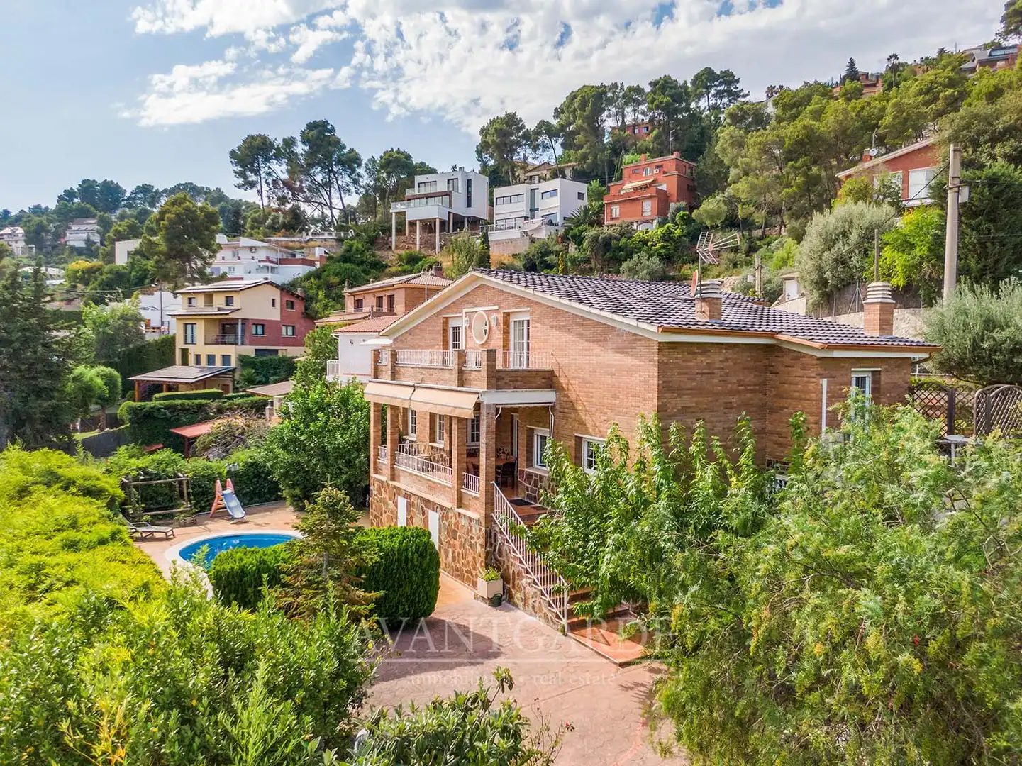 Vista exterior de Casa o xalet en venda en Pallejà amb Aire condicionat, Calefacció i Jardí privat