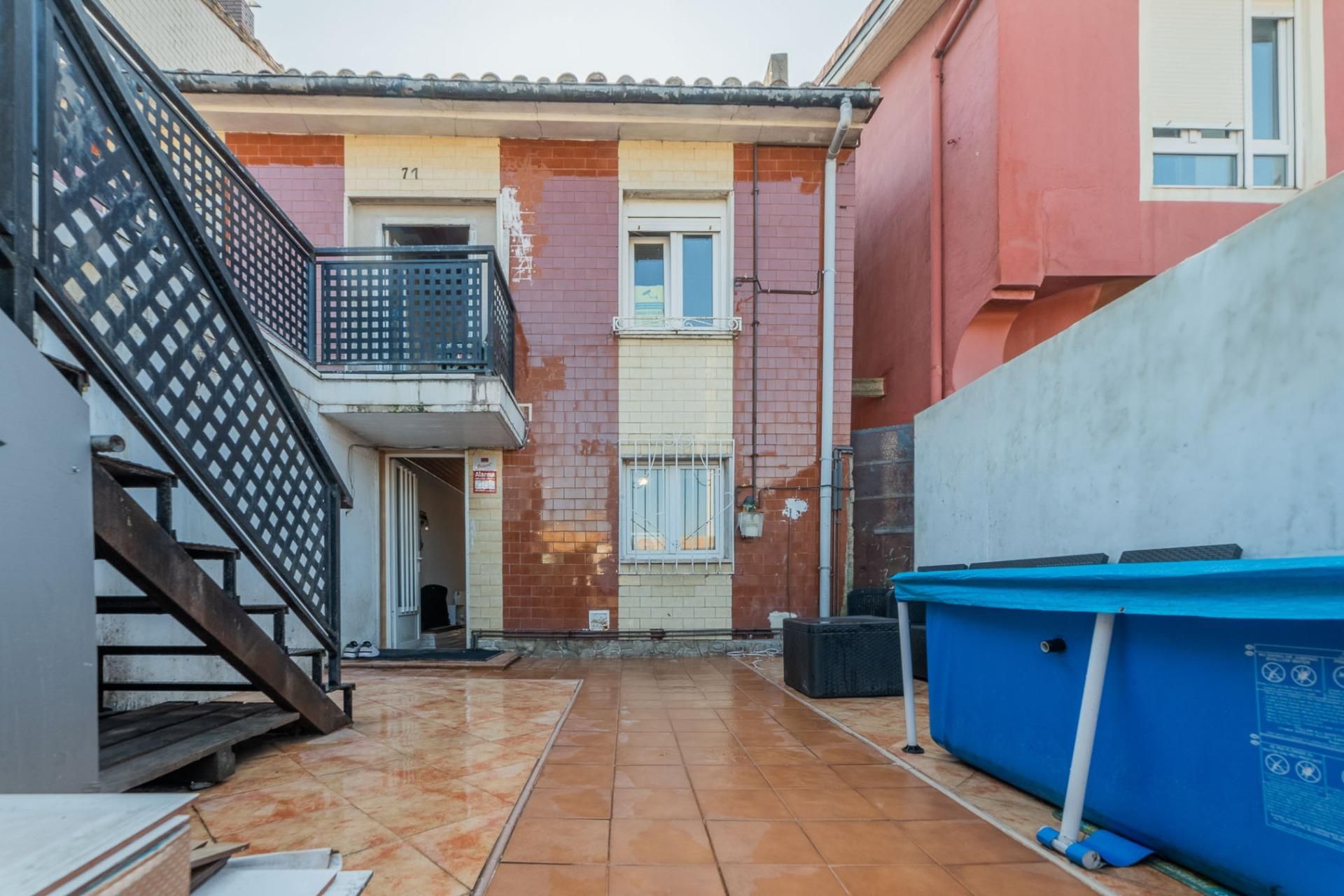 Vista exterior de Casa adosada en venda en Torrelavega  amb Calefacció, Jardí privat i Terrassa