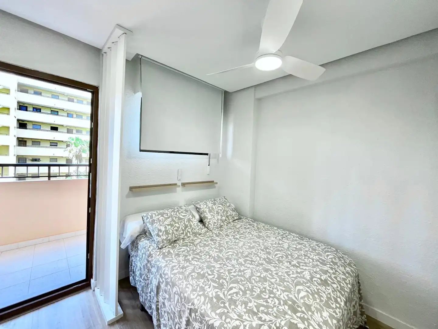 Dormitori de Apartament de lloguer en Torrevieja amb Calefacció, Moblat i Rentadora
