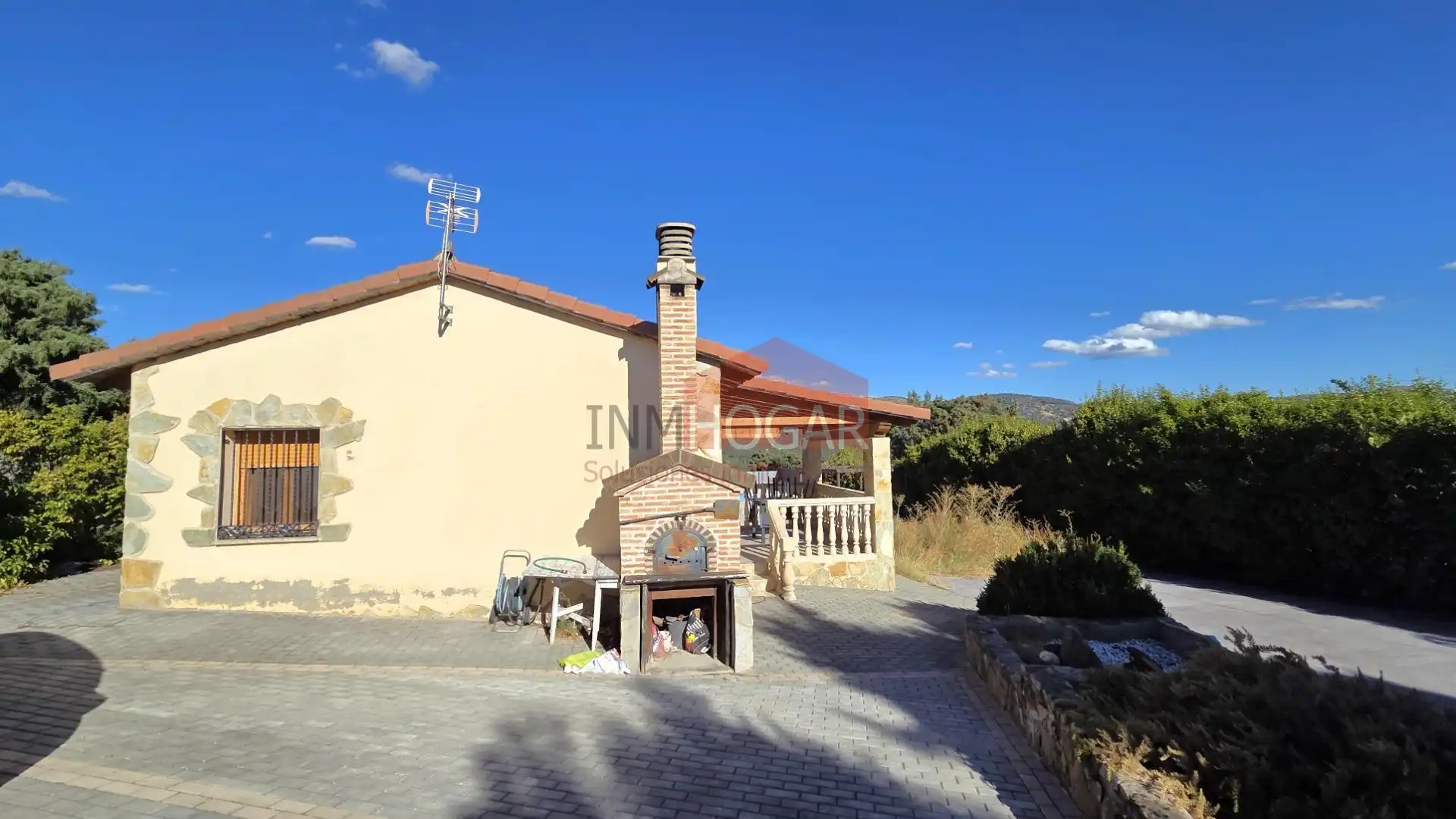 Vista exterior de Casa o xalet en venda en Santa Cruz de Pinares amb Aire condicionat, Calefacció i Jardí privat