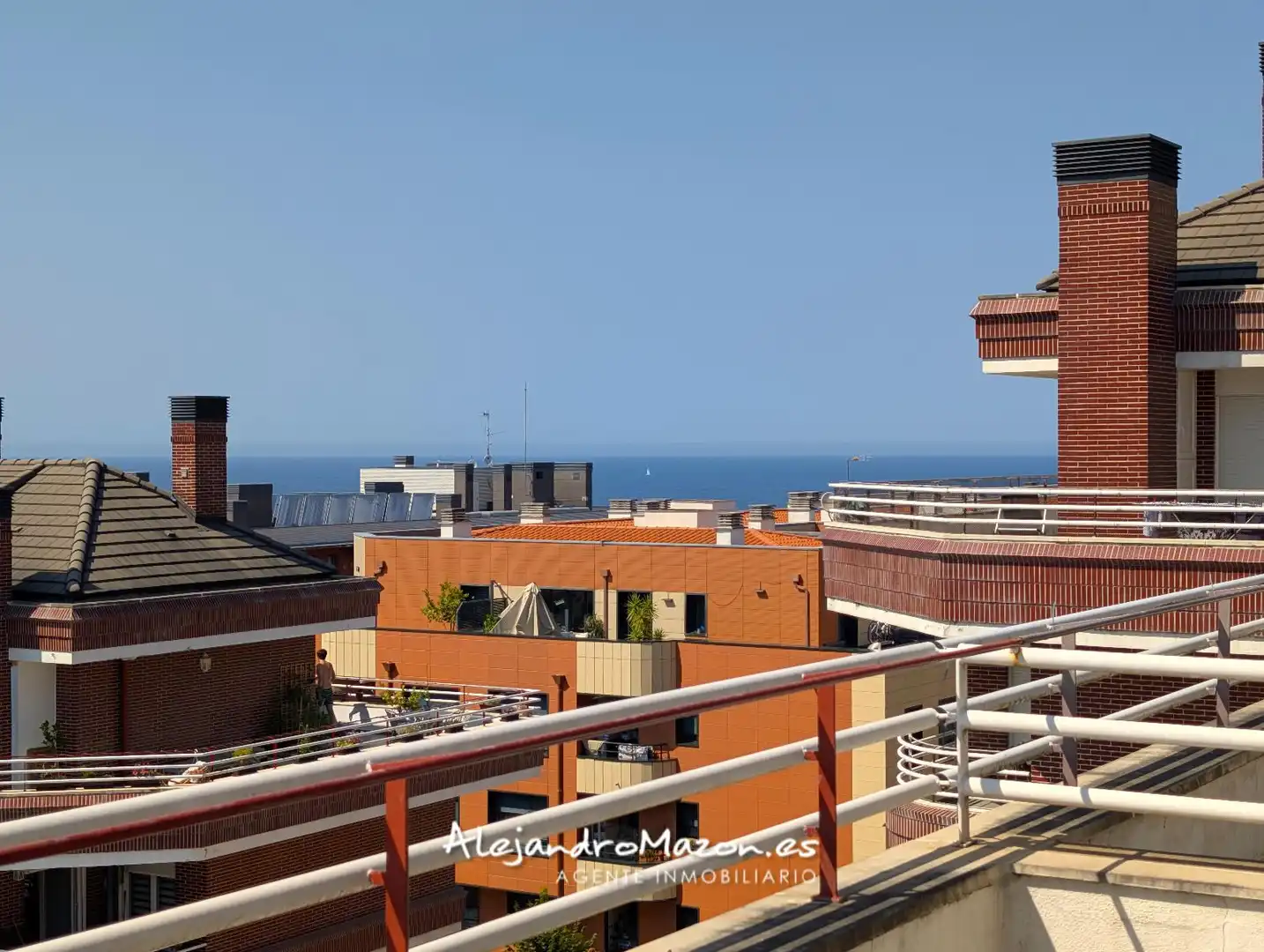 Vista exterior de Ático en venta en Castro-Urdiales con Calefacción, Parquet y Terraza