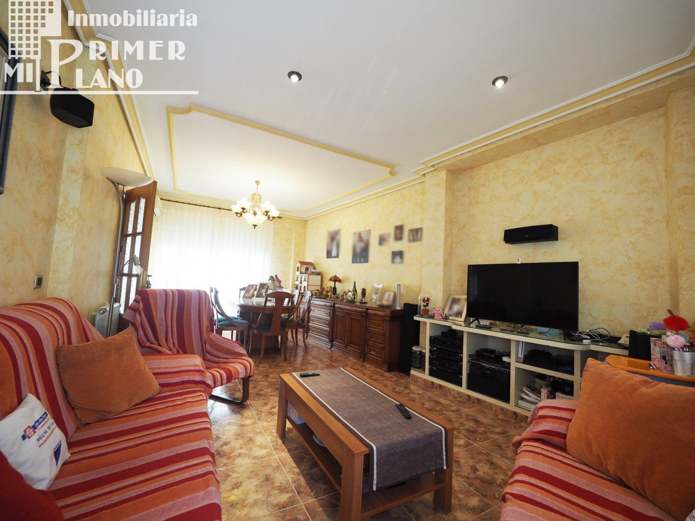 Sala d'estar de Casa o xalet en venda en Tomelloso amb Aire condicionat, Terrassa i Moblat