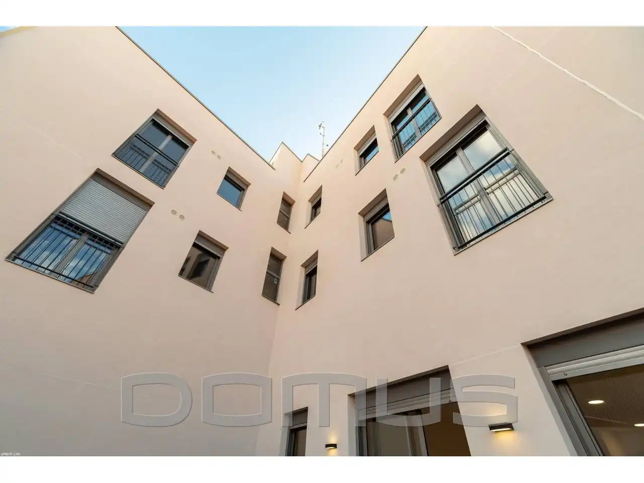 Vista exterior de Pis en venda en El Prat de Llobregat amb Aire condicionat, Calefacció i Parquet