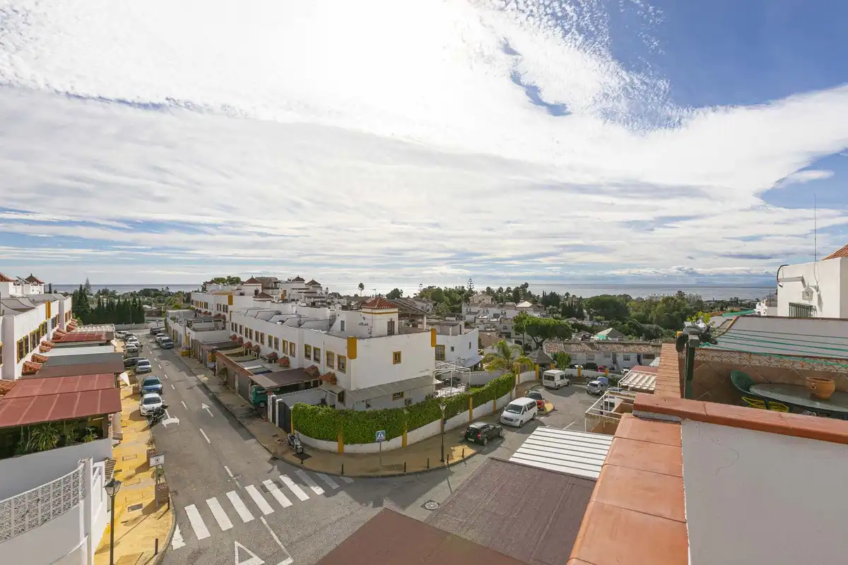 Vista exterior de Casa adosada en venda en Marbella amb Terrassa i Traster