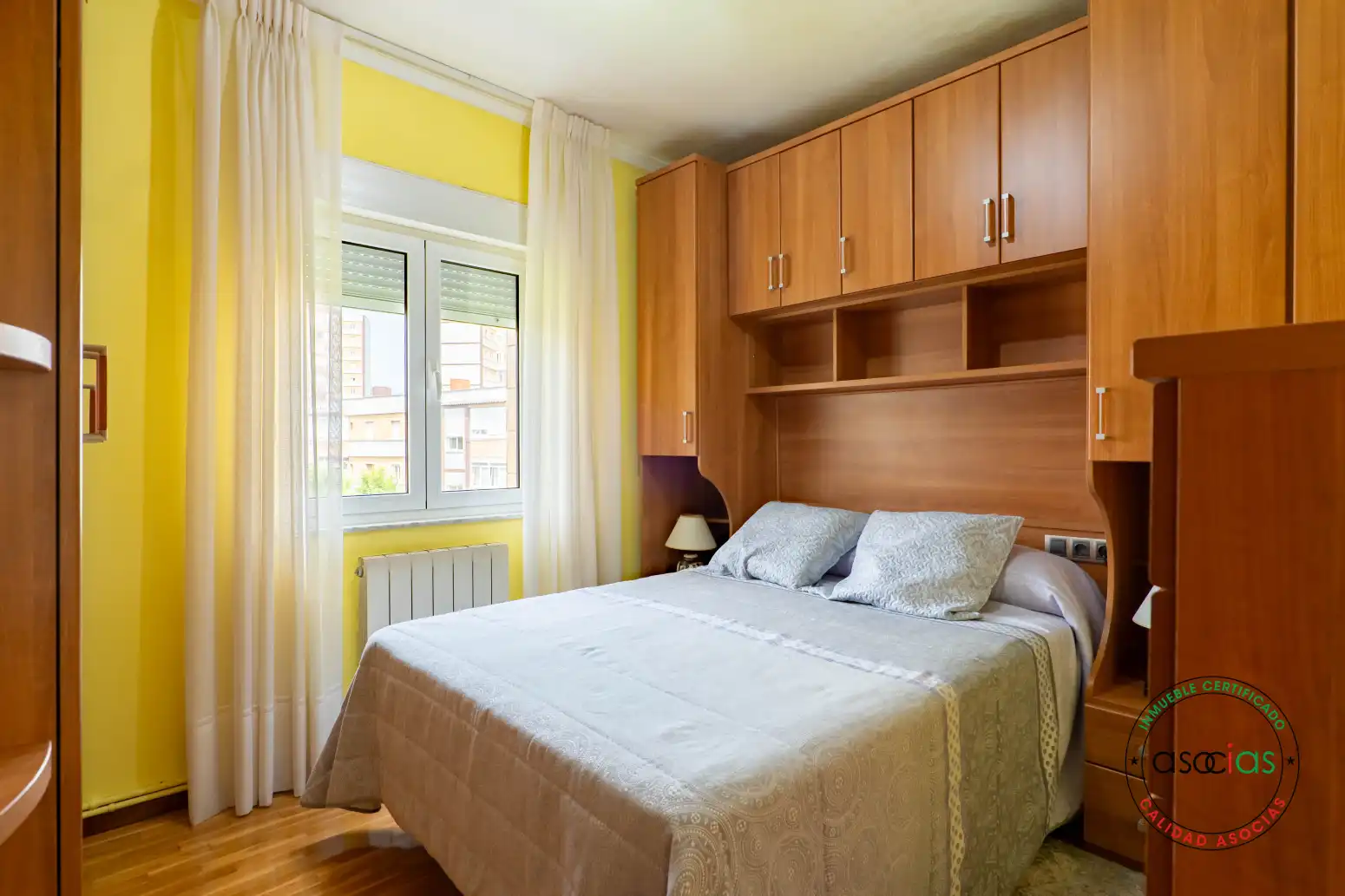 Dormitori de Pis en venda en Gijón  amb Calefacció, Parquet i Terrassa