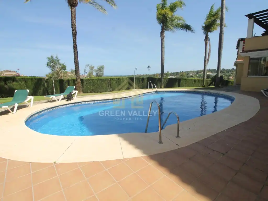 Schwimmbecken von Wohnungen zum Verkauf in Sotogrande mit Klimaanlage, Heizung und Privatgarten