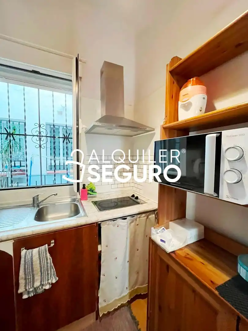 Cocina de Estudio de alquiler en Madrid con Aire acondicionado, Calefacción y Amueblado
