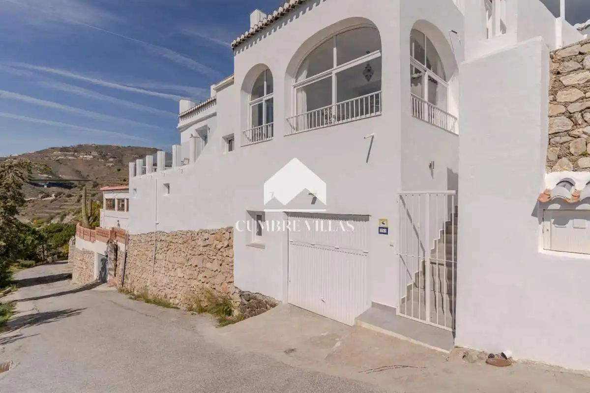 Vista exterior de Casa o xalet en venda en Almuñécar amb Terrassa, Traster i Internet