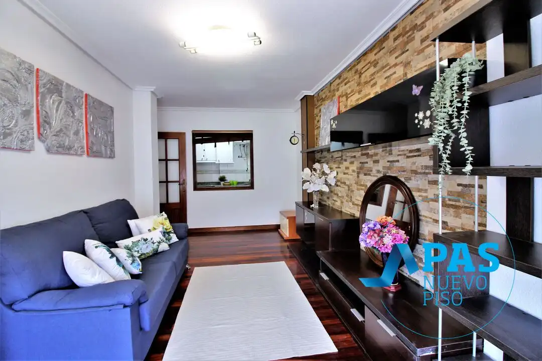 Sala de estar de Piso en venta en Camargo con Terraza, Trastero y Amueblado