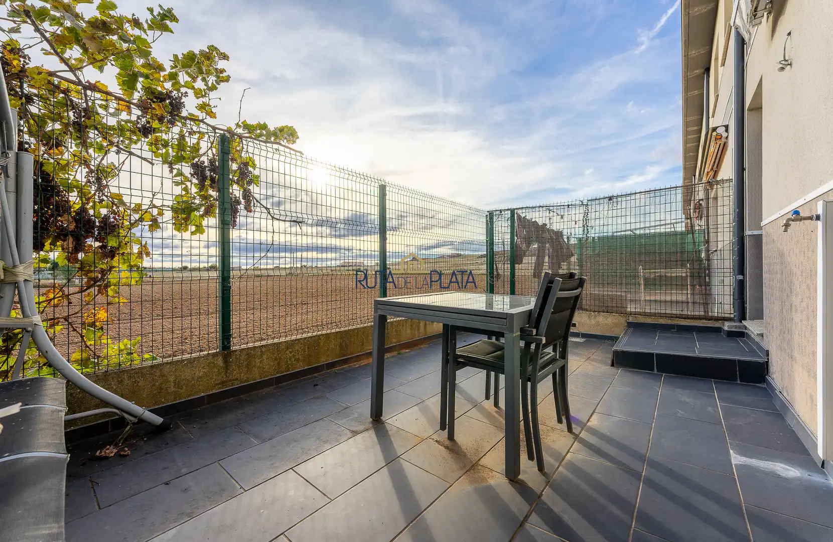 Terraza de Casa adosada en venta en Roales con Calefacción, Jardín privado y Alarma