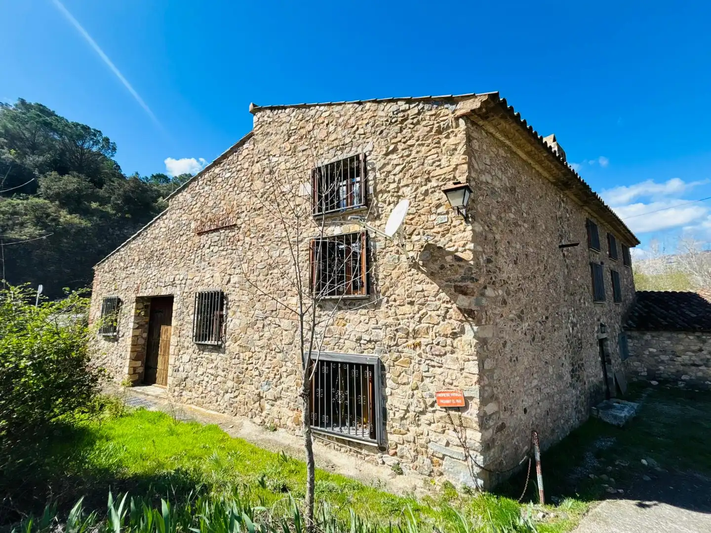 Vista exterior de Finca rústica en venda en Cornudella de Montsant amb Aire condicionat, Jardí privat i Moblat