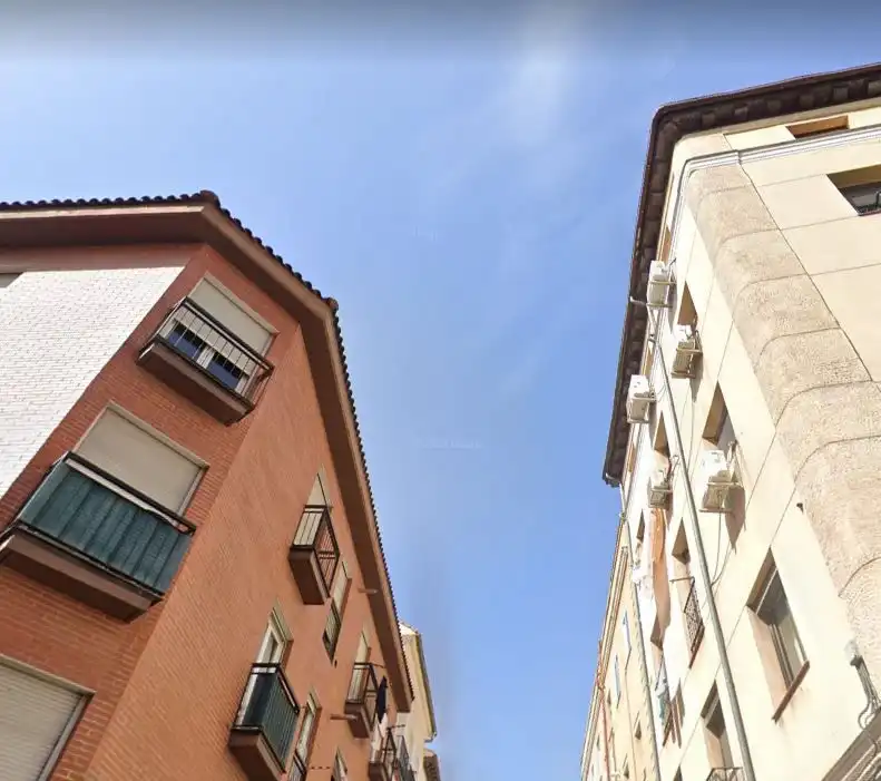 Vista exterior de Edifici en venda en Madrid