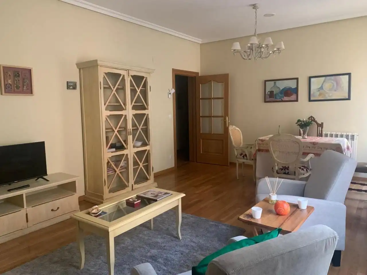 Sala d'estar de Apartament de lloguer en León Capital  amb Calefacció, Parquet i Moblat