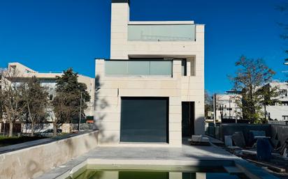 Vista exterior de Casa o xalet en venda en  Madrid Capital amb Aire condicionat, Calefacció i Piscina