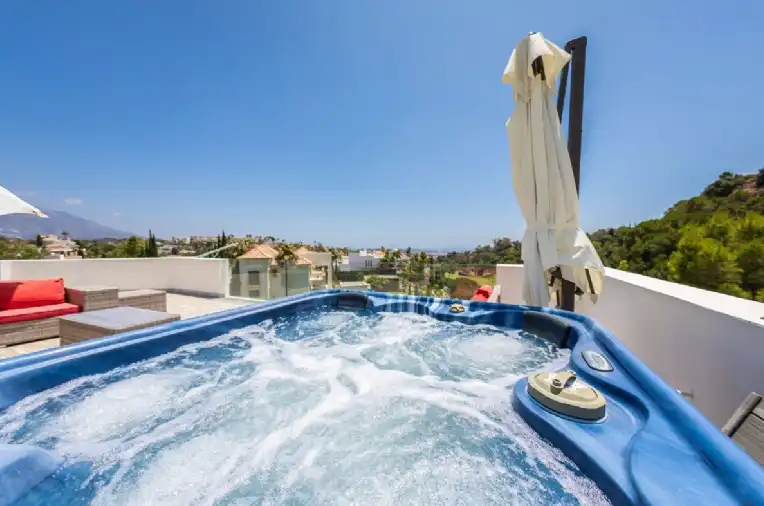 Chalet con piscina en venta en La Quinta, imagen 3