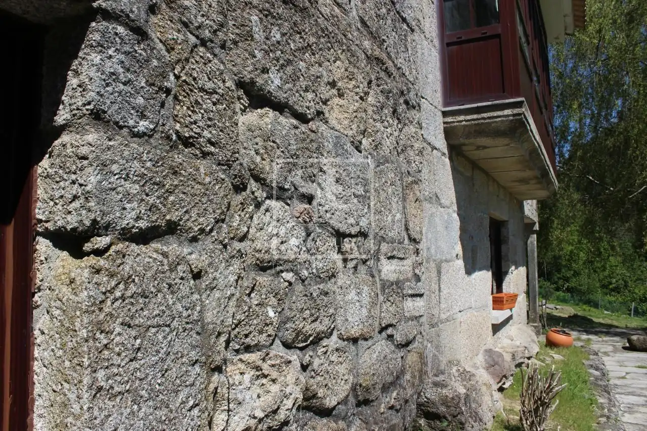 Außenansicht von Country house zum Verkauf in A Lama   mit Privatgarten
