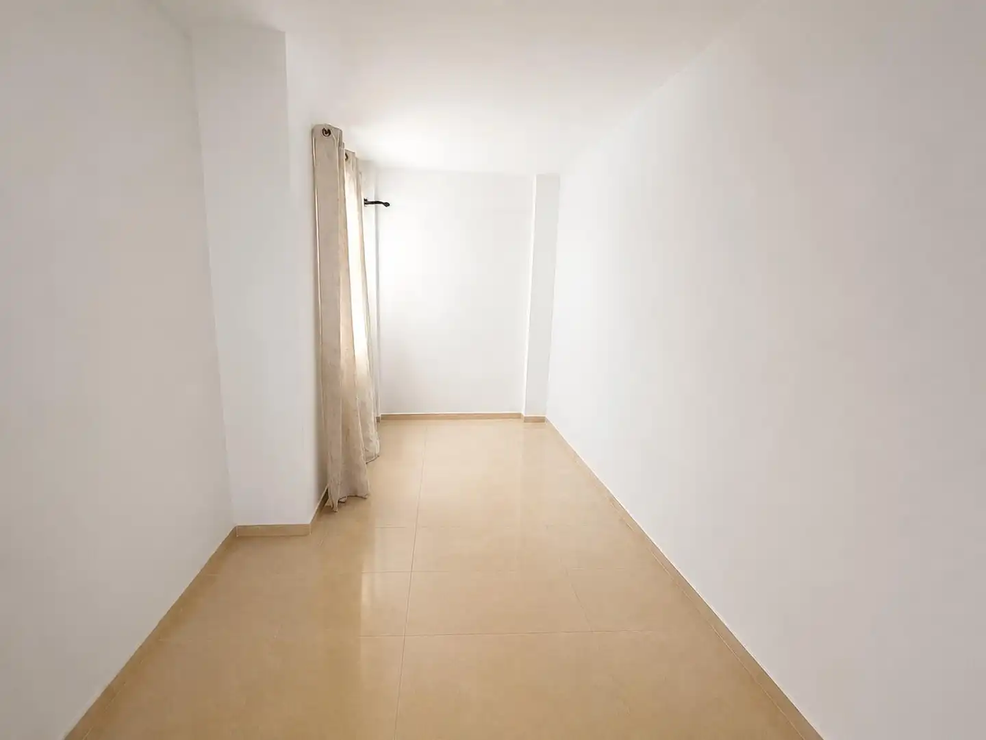 Habitación de Piso en venta en Almería con Balcón y Alarma