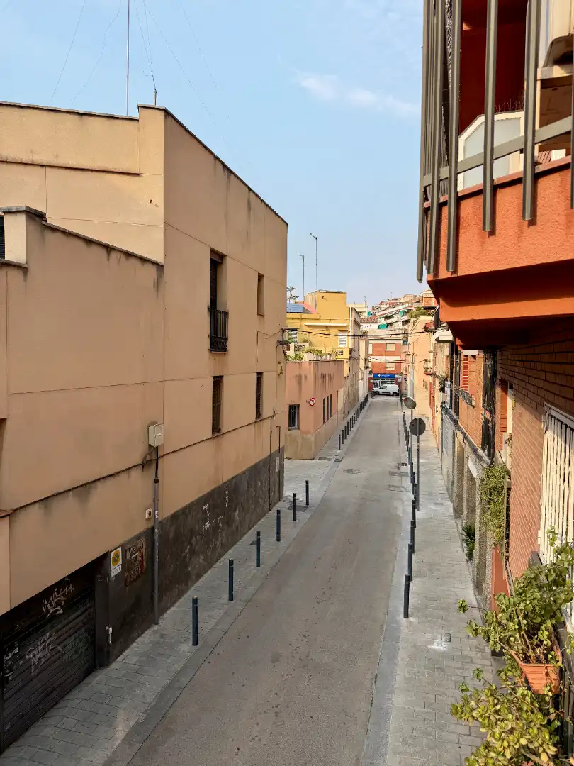Vista exterior de Casa adosada en venda en Barcelona amb Aire condicionat, Calefacció i Jardí privat