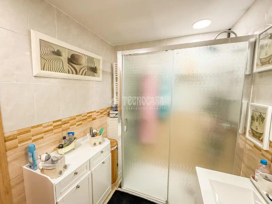 Bathroom of Flat for sale in Parla  with Air Conditioner, Heating and Terrace