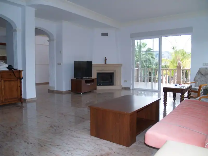 Sala d'estar de Casa o xalet en venda en L'Alfàs del Pi amb Aire condicionat, Calefacció i Piscina