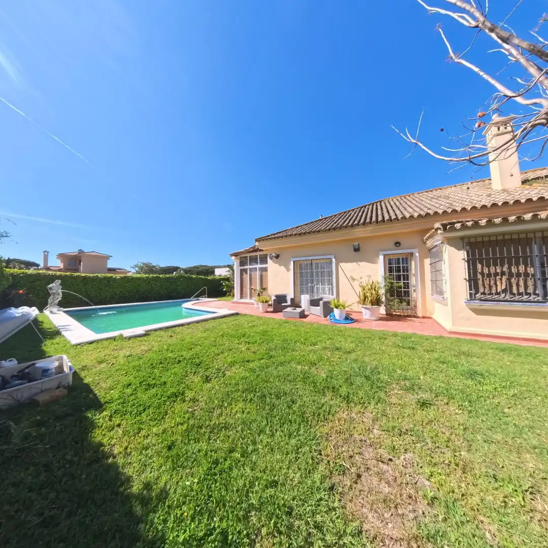 Jardí de Casa o xalet en venda en Chiclana de la Frontera amb Aire condicionat, Jardí privat i Traster