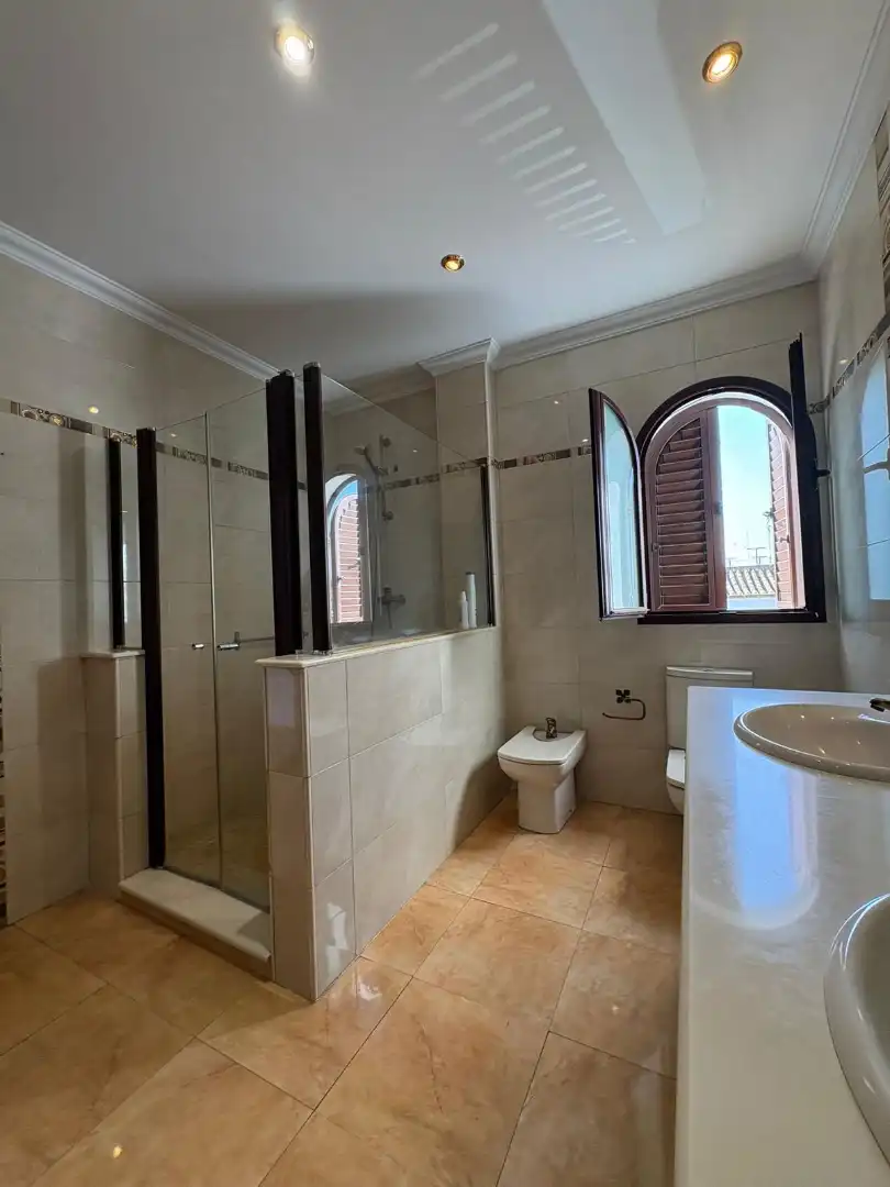 Baño de Casa adosada en venta en Carmona con Aire acondicionado, Terraza y Amueblado