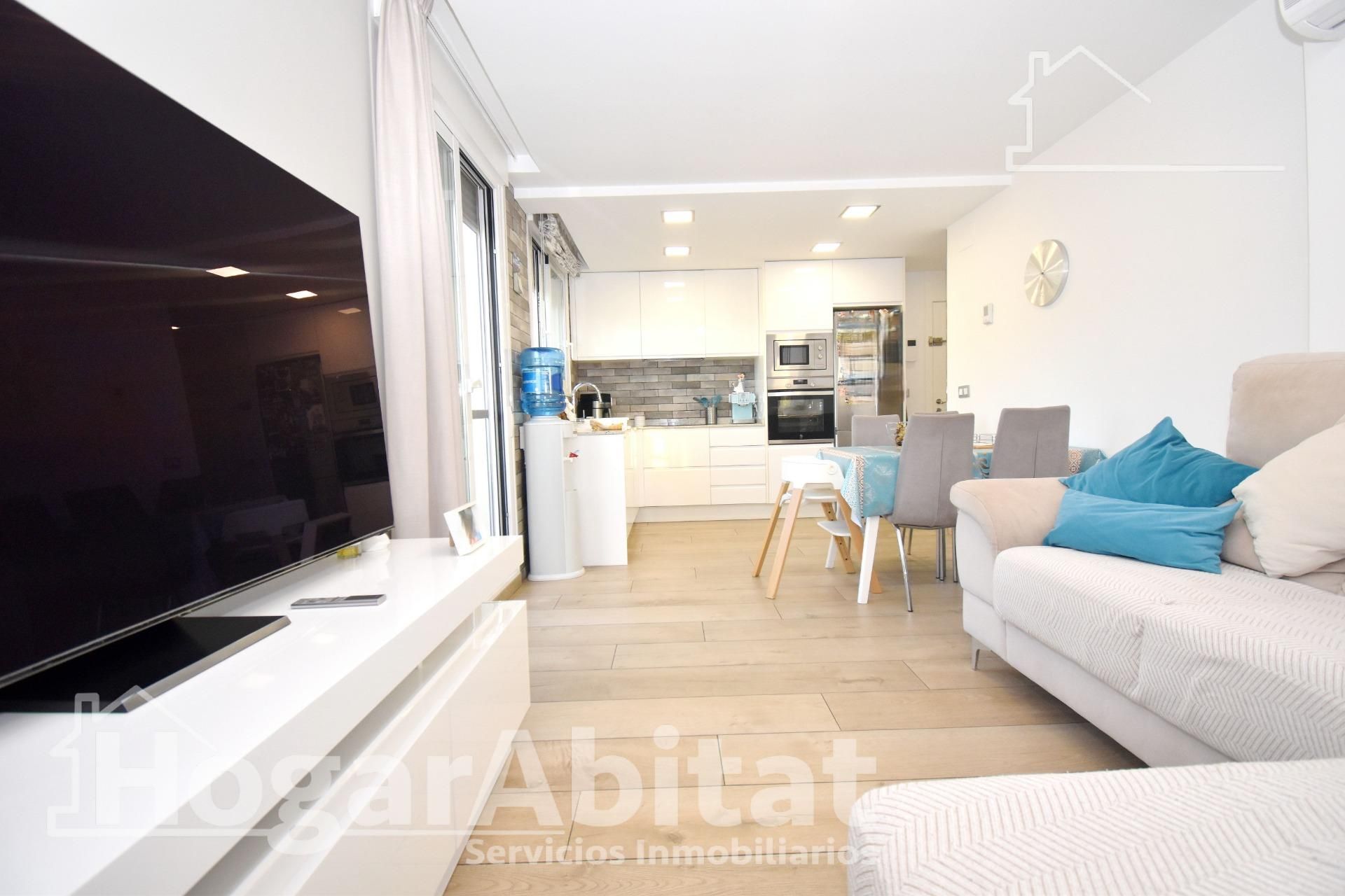 Sala de estar de Ático en venta en Castellón de la Plana / Castelló de la Plana con Aire acondicionado, Calefacción y Terraza