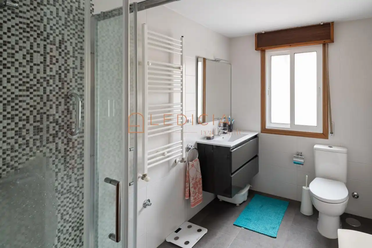 Bathroom of Houses for sale in Vigo   with Heating, Terrace and Storage room