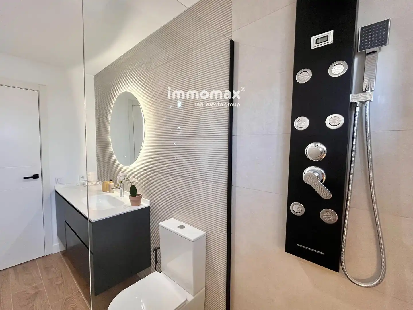 Bathroom of Houses for sale in Vilanova i la Geltrú  with Terrace and Storage room