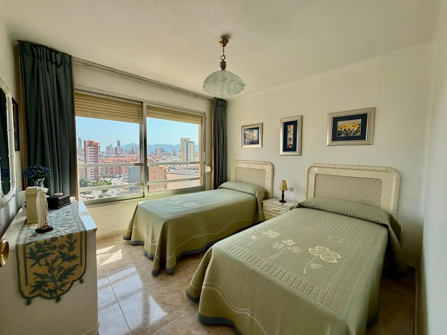 Dormitori de Apartament en venda en Benidorm amb Terrassa i Piscina comunitària